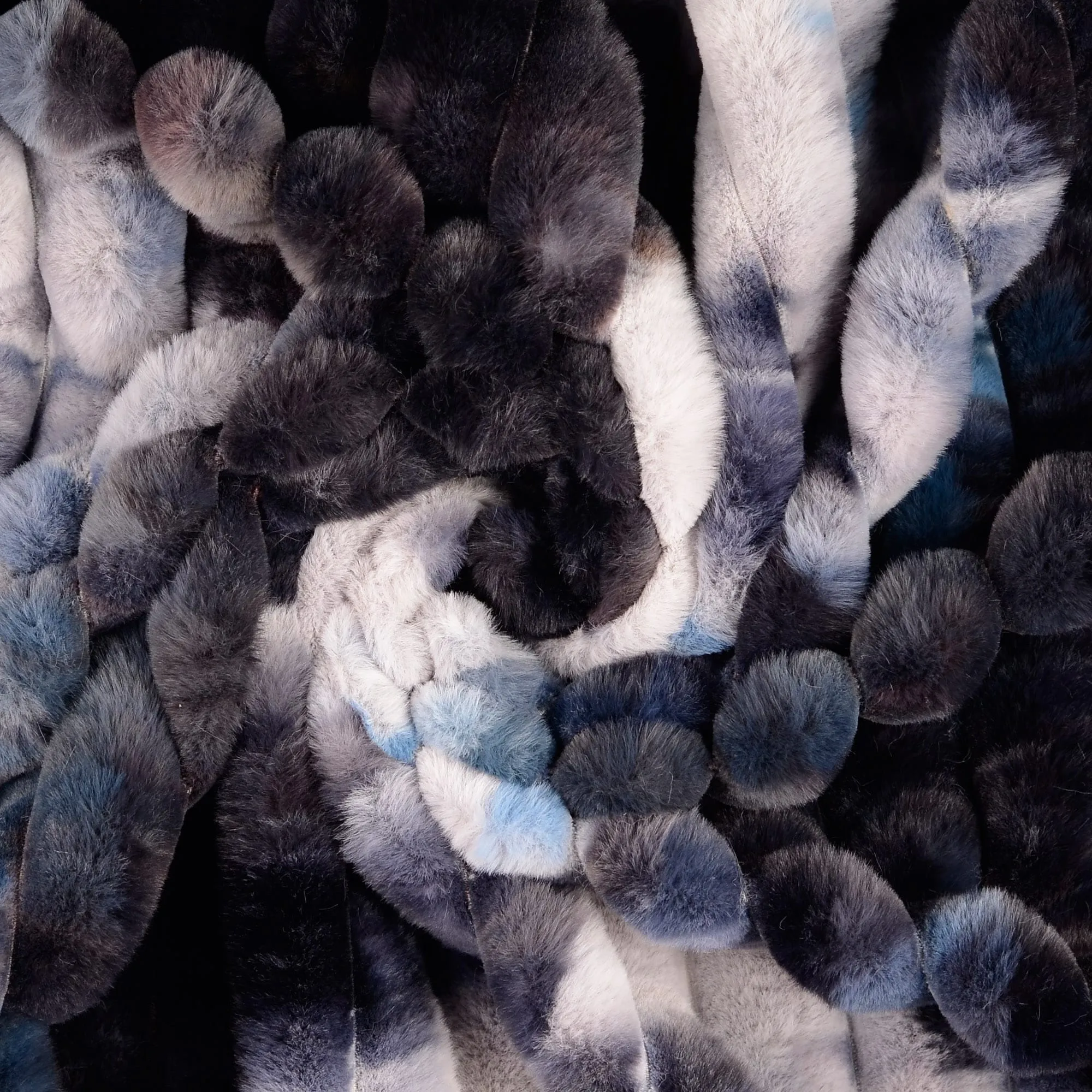 Gestreepte imitatiebont met blauwe en grijze vlekken